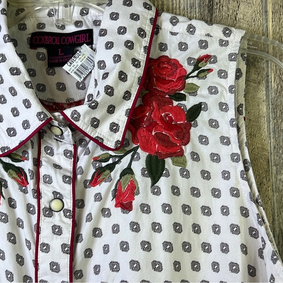 Rock & Roll Cowgirl size Large Collared Sleeveless Snap Front Embroidered Top - Picture 3 of 10